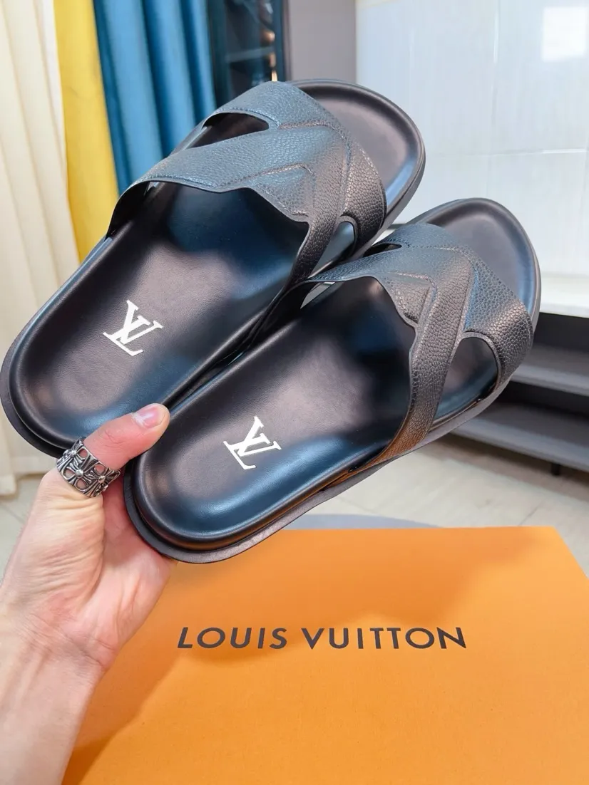 Men's shoes💰300🌹🌹【LV】Multi-color new men's slippers, original top-quality version, original special cowhide with pebbled embossing➕sheepskin on the inner and side, non-slip combination sole, more stable walking, more comfortable and lightweight, high-end and generous, size: 38~44